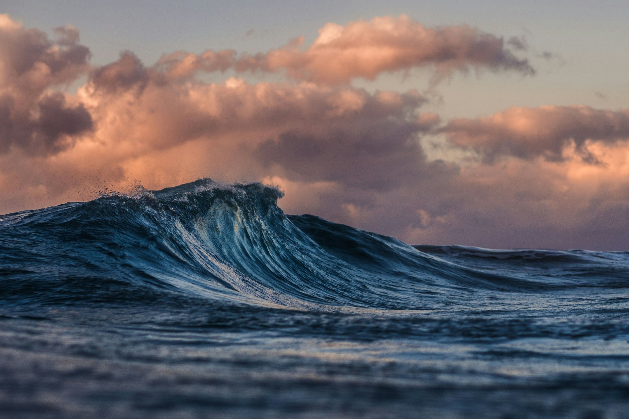Ondas do mar do Litoral Norte ao entardecer